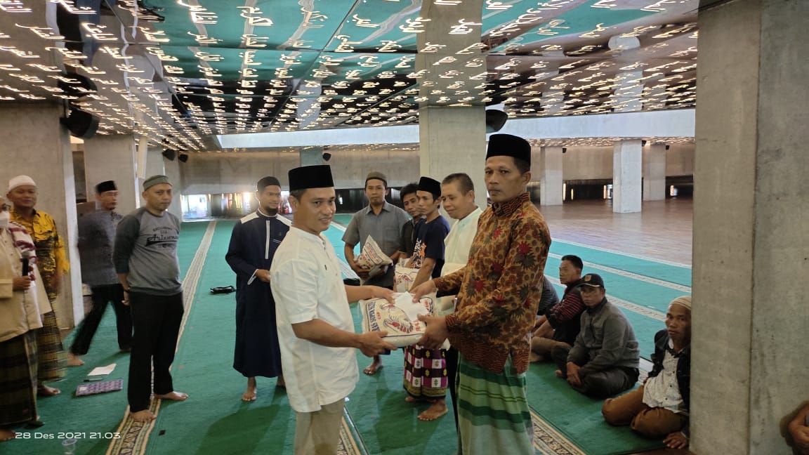 Pembagian paket Sembako beserta santunan kepada masyarakat. Foto: Dirman