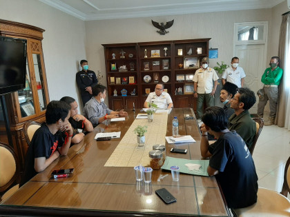 Perwakilan FPPKL bertemu Kadisdikbud Lampung, Sulpakar. Foto: Rahmawati