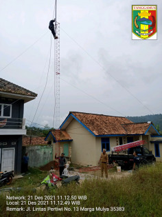Proses mendirikan tower jaringan internet. Foto: Istimewa