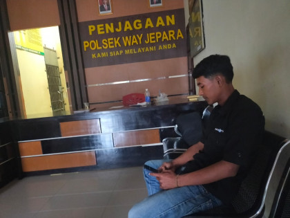 Ibnu Hasan, reporter MetroTV melaporkan oknum perangkat Desa Sumurbandung ke Mapolsek Wayjepara, Minggu (19/12/2021). Foto: Istimewa