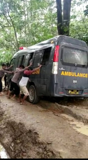 Tim Polres Mesuji dibantu warga evakuasi ambulans. Foto: istimewa