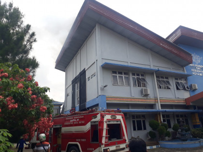 Kepulan asap dari lantai dua aula Disdikbud Metro. Foto: Adi HS