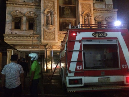 Petugas Damkar berupaya memadamkan kebakaran di Grand Venetian Family Karaoke, Rabu malam. Foto: Adi HS