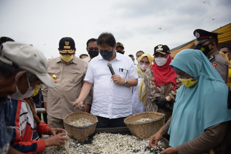 Menko Perekonomian Airlangga Hartarto didampingi Gubernur Arinal Djunaidi saat meninjau Pulau Pasaran. Foto: Ist