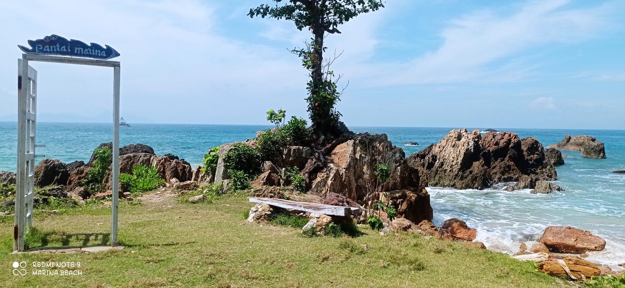 Terlihat ada sekitar 300 komentar mewarnai unggahan. Pantai Marina Paduan Indah Pasir Putih Pohon Kelapa Dan Hamparan Batu Karang Lampung Geh