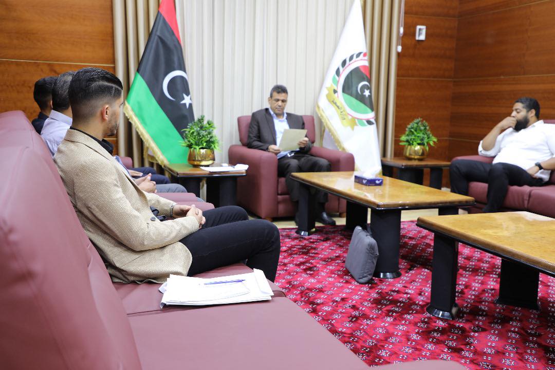  ابوجناج يبحث مع مدير مستشفي ( أولاد عيسى) احتياجات المستشفى من العناصر الطبية والطبية المساعدة الوافدة. 