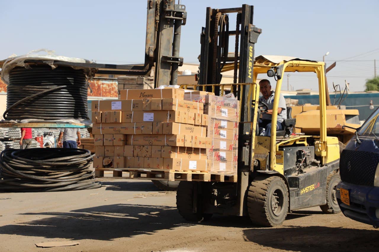 العامة للكهرباء تسير شحنة من المواد والمعدات الكهربائية نحو المنطقة الجنوبية . 