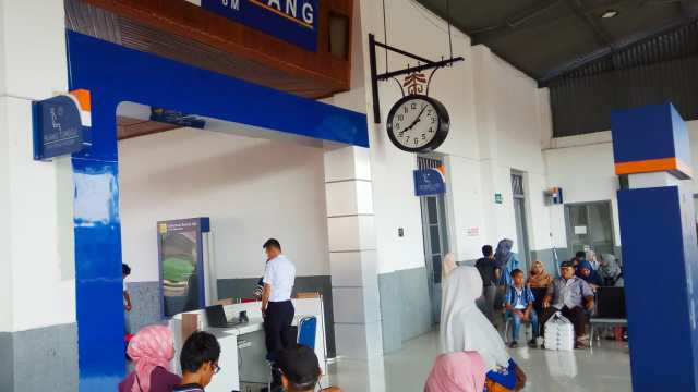KA Sibinuang Rute Padang-Naras Mogok 2 Jam, Penumpang Kecewa