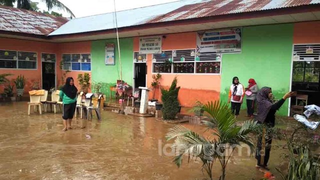 Sekolah Terendam Lumpur Banjir, Ratusan Murid SD di Muara Labuh Batal Ikut Ujian