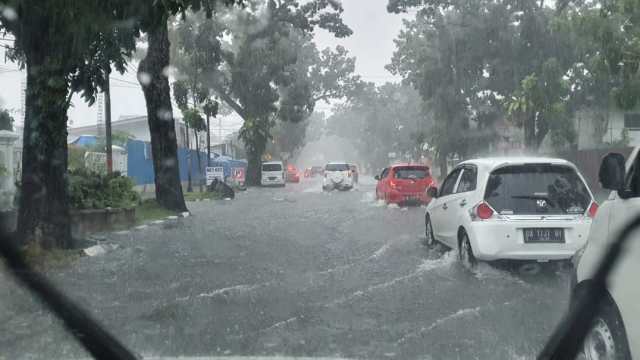 Kondisi ruas jalan tergenang di Jalan A Yani Padang. (Foto: Langgam.id)