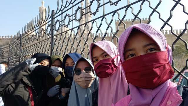 Nabila Permata Sari bersama rekan-rekannya dari Sumbar ketika sampai di Al-Azhar, Mesir. (Foto: Dok.Istimewa)