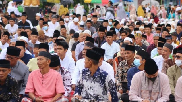 Ribuan masyarakat Kabupaten Dharmasraya memadati Halaman Kantor Bupati Dharmasraya untuk melaksanakan Salat Idul Fitri 1443 H, (2/5/2022).