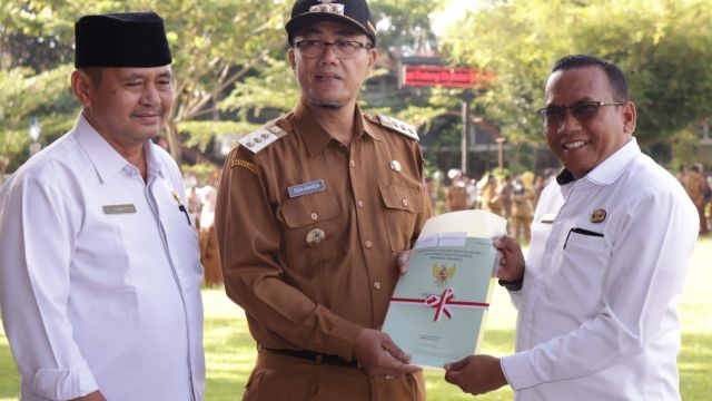 Pj. Wali Kota Payakumbuh Rida Ananda menyerahkan sertifikat tanah kepada 30 orang penerima se-Kota Payakumbuh di Balai Kota Payakumbuh