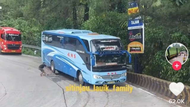 Baru-baru ini di media sosial viral aksi heroik seorang pria yang melakukan penyelamatan terhadap bus ANS yang rem blong di Sitinjau Lauik