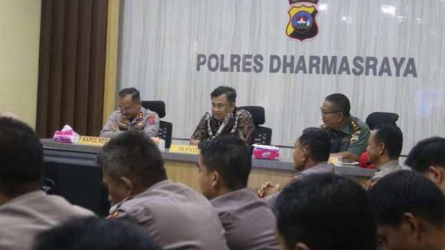 Bupati Dharmasraya, Sutan Riska Tuanku Kerajaan bersama dengan Kapolres Dharmasraya, Nurhadiansyah mendengarkan paparan Kapolri, Jenderal