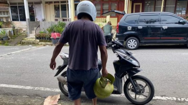 Kelangkaan gas elpiji 3 kg terjadi di Padang Panjang. Akibat kelangkaan gas elpiji 3 kg ini, Pemko Padang Panjang menelusuri penyebabnya
