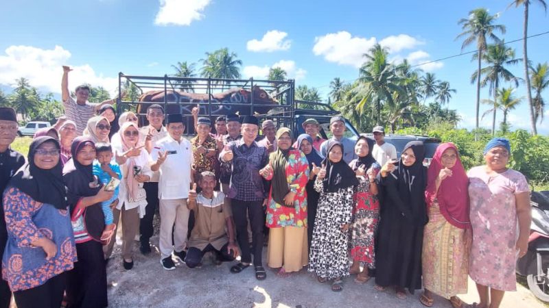 Ketua Umum Partai Gerakan Indonesia Raya (Gerindra) Prabowo Subianto berkurban satu ekor sapi seberat 1,2 ton di Sumatra Barat (Sumbar).