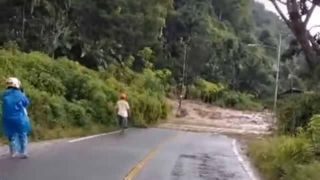 Musibah longsor terjadi di tapian Danau Singkarak, tepatnya di daerah Tonggak Tujuah Kubangan, Nagari Kacang, Kabupaten Solok pada