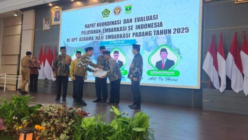 UIN Imam Bonjol Padang menerima piagam penghargaan dari UPT Asrama Haji Embarkasi Padang atas kemitraan dan dukungan dalam