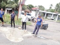 Dinas Perhubungan (Dishub) Dharmasraya melakukan penambalan jalan berlubang yang membahaykan pengendara di Jalan Lintas Sumatra Palo Padang,