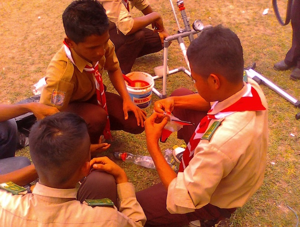 Kegiatan roket air di Saparua. Kredit: Aldino A. Baskoro