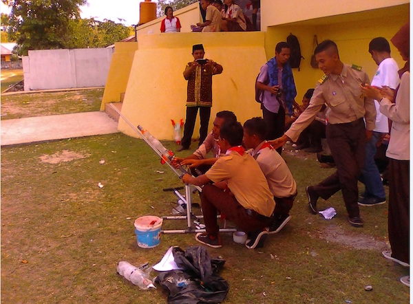 Kegiatan roket air di Saparua. Kredit: Aldino A. Baskoro