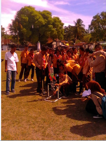 Kegiatan roket air di Saparua. Kredit: Aldino A. Baskoro