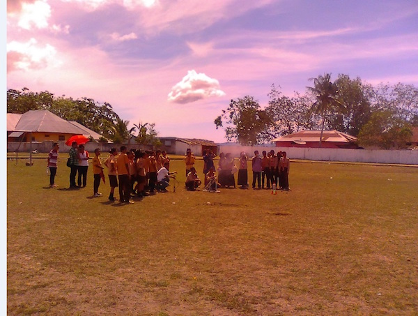 Kegiatan roket air di Saparua. Kredit: Aldino A. Baskoro