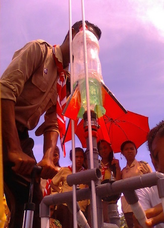 Kegiatan roket air di Saparua. Kredit: Aldino A. Baskoro