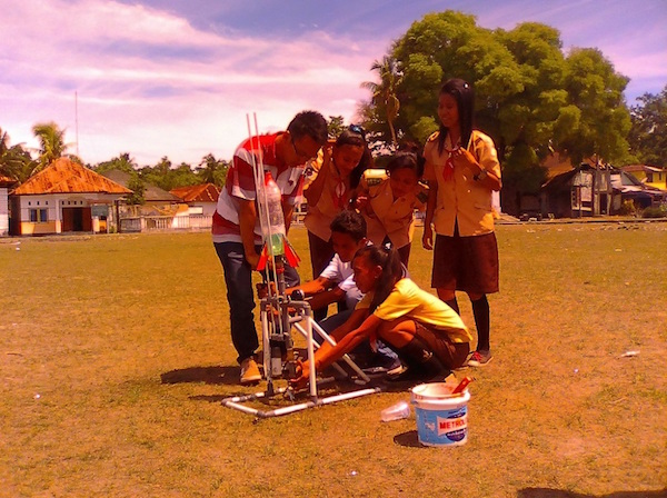 Kegiatan roket air di Saparua. Kredit: Aldino A. Baskoro