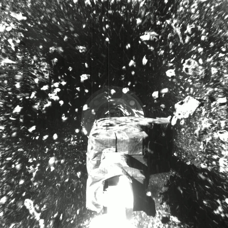 Saat OSIRIS-REx mengambil sampel di Bennu dan tampak debu-debu yang bertebaran. Kredit: NASA