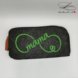 Necessair mit Aufdruck «Mama» Nuschi mit Aufschrift ‚little Prince‘ – handgemacht von Lani Buschisach, handgemacht von Lani Buschisache Hellikon