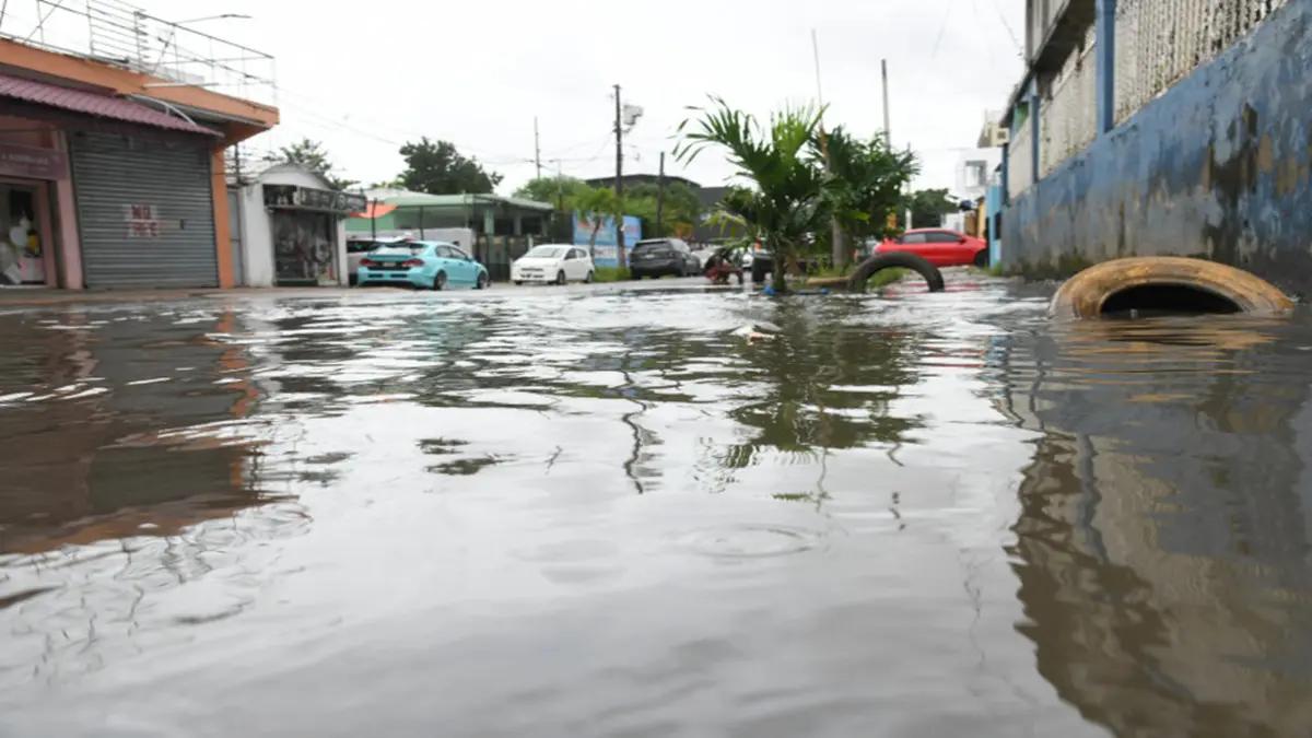 ⚠️ 26 provincias en alerta por lluvias en RD: COE eleva nivel rojo