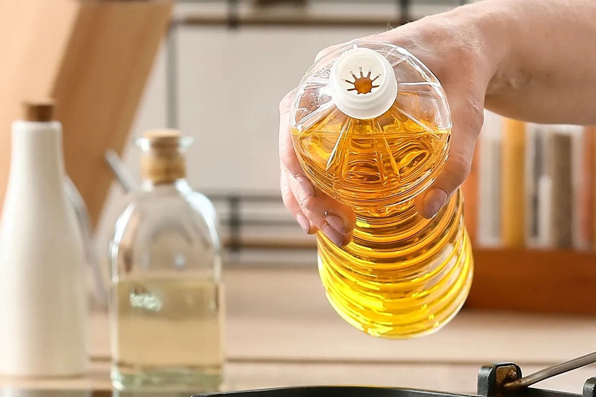 ¿Por qué no se debe echar aceite en el drenaje, especialmente en invierno?