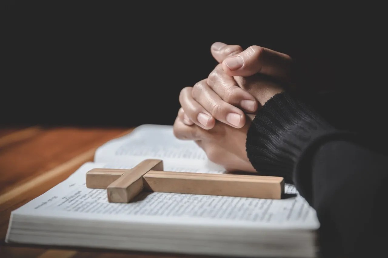Oraciones para el viernes: Rezos, cantos y rituales para empezar el fin de semana