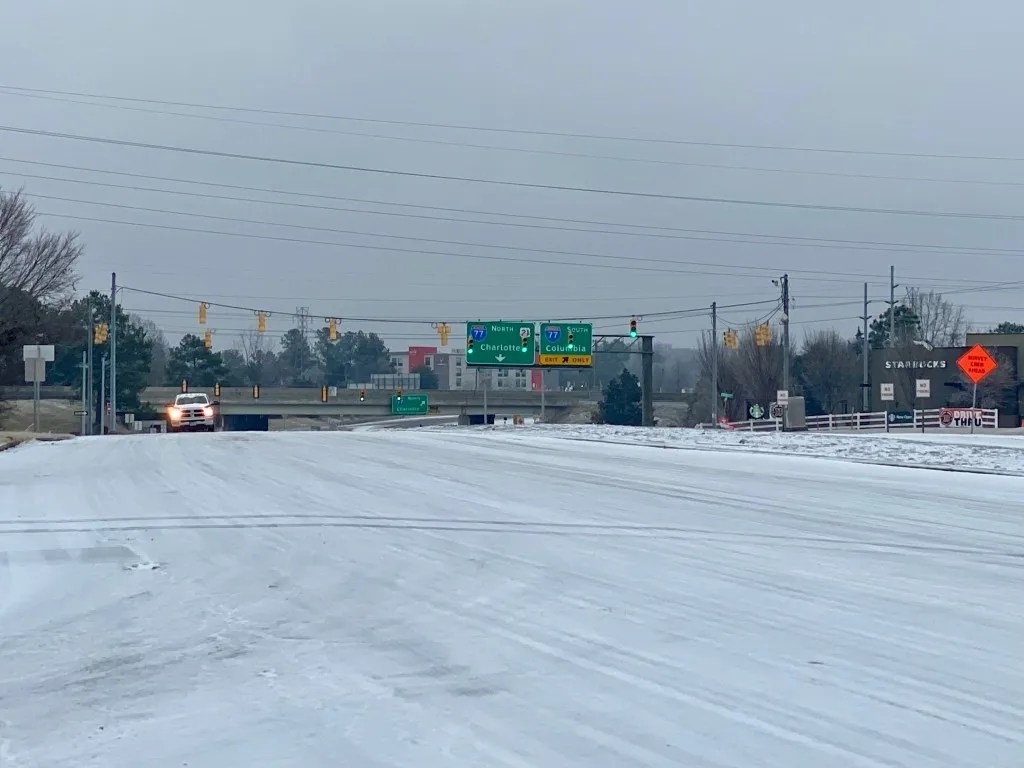 Tormenta Fern deja más de 700 accidentes y dos muertes en Carolina del Norte