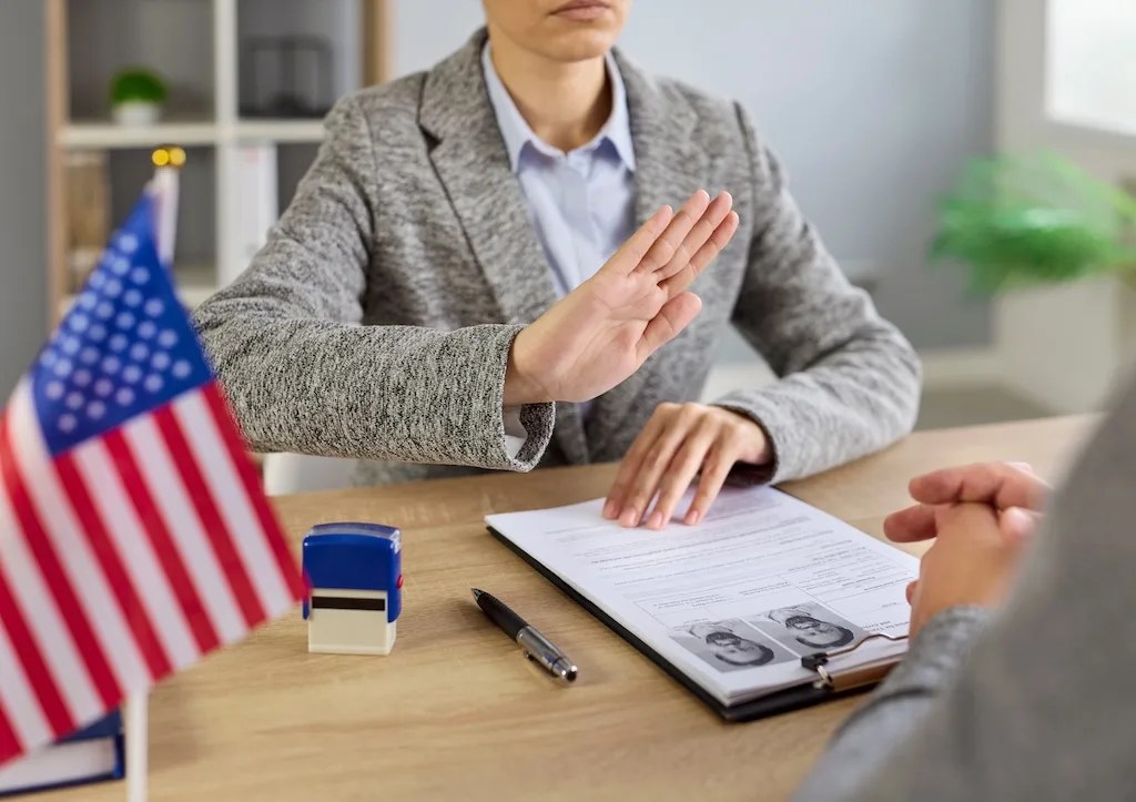 Suspenden temporalmente citas de visas de inmigrante en todo el mundo