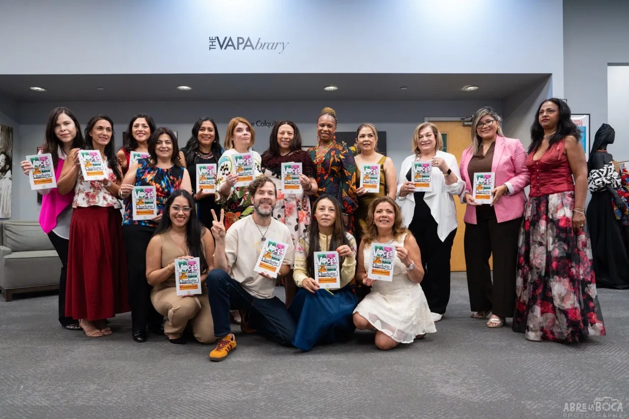 Voces que transforman Charlotte: 15 latinos reúnen sus historias en libro
