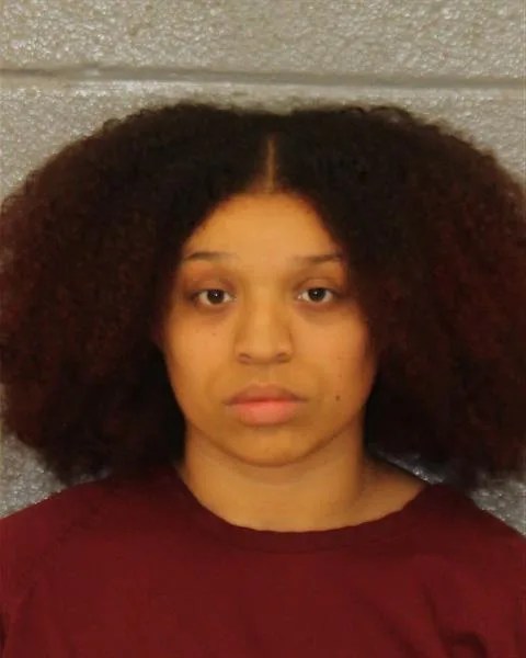 Acusan a mujer que manejaba 132 mph de matar a joven latino