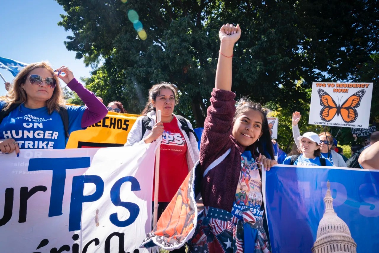 “No se desesperen”: salvadoreños enfrentan incertidumbre por el futuro del TPS