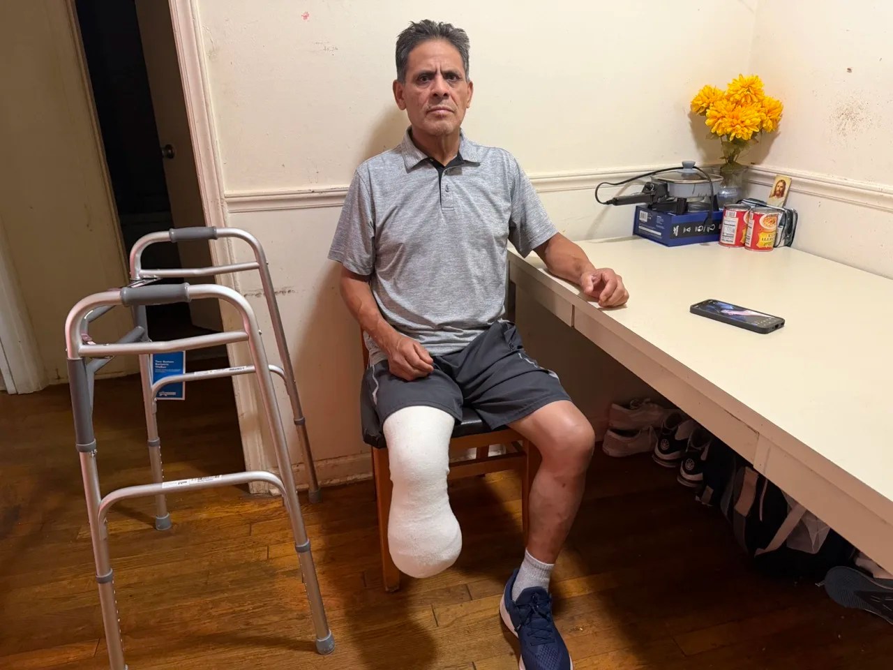 Latino que fue al hospital con inflamación y salió sin parte de su pierna pide ayuda