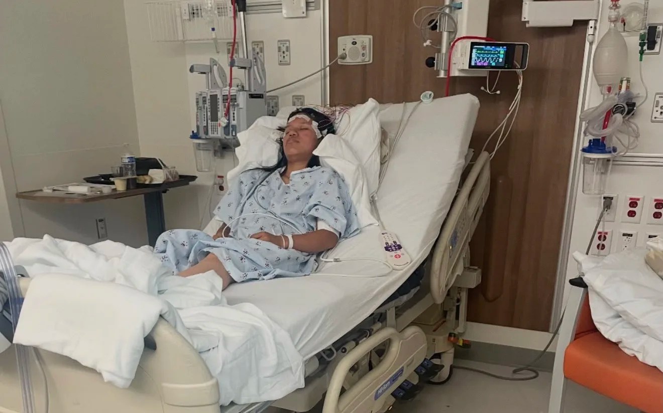 Buscan reunir a adolescente hospitalizada por derrame cerebral con su padre deportado