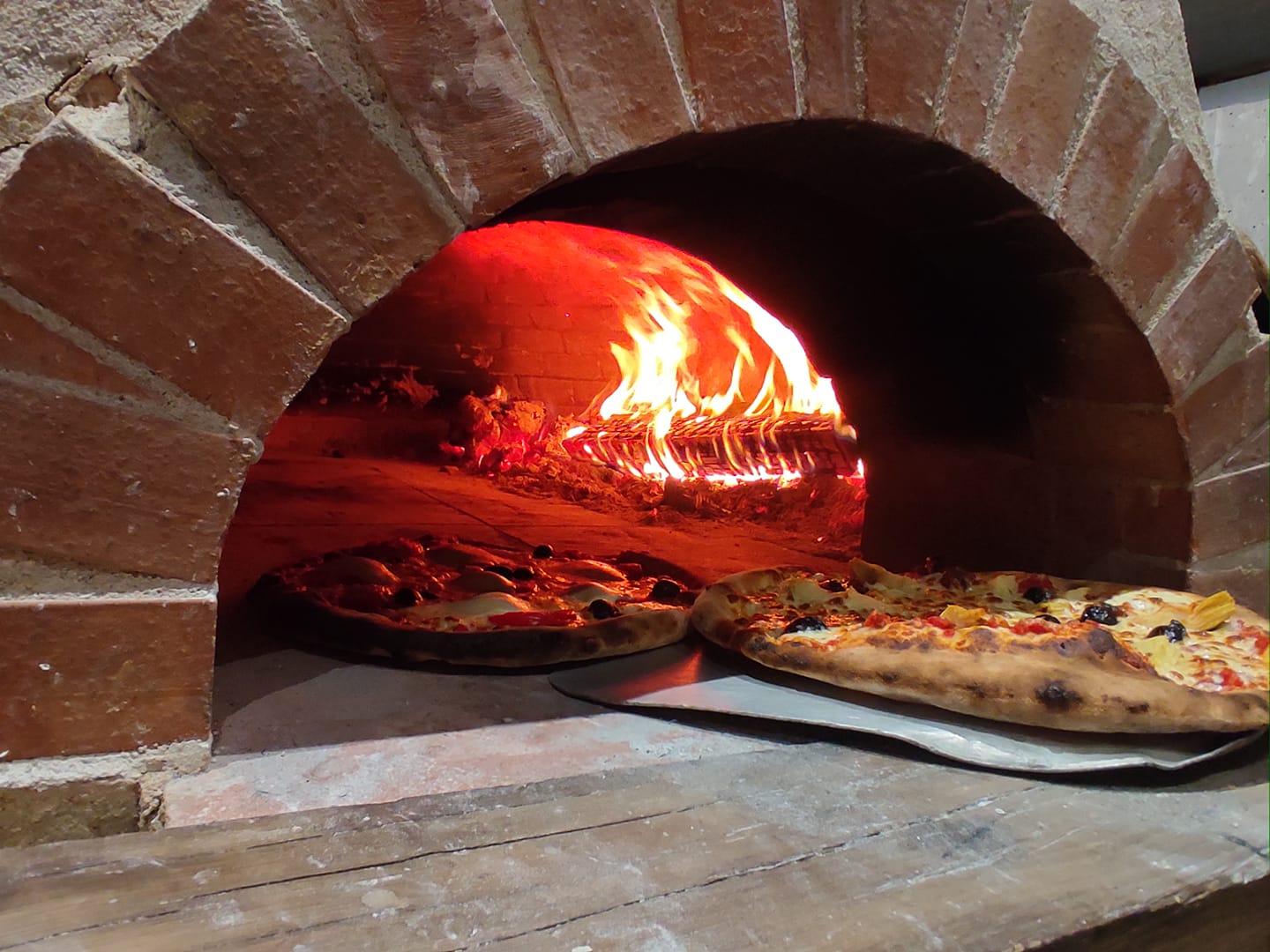 Pizza au feu de bois