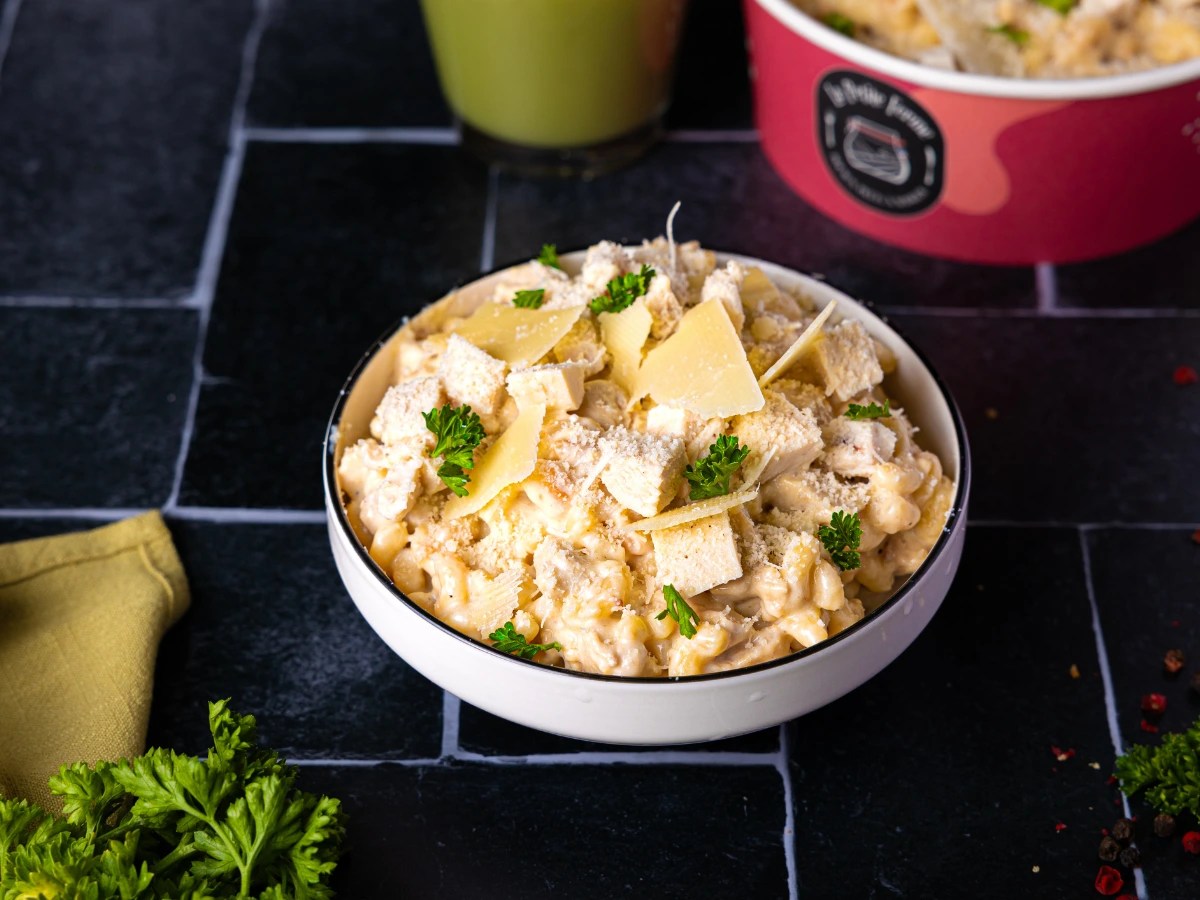 Coquillettes crémeuses au poulet et parmesan, un plat gourmand disponible en livraison à Lyon. La petite ferme