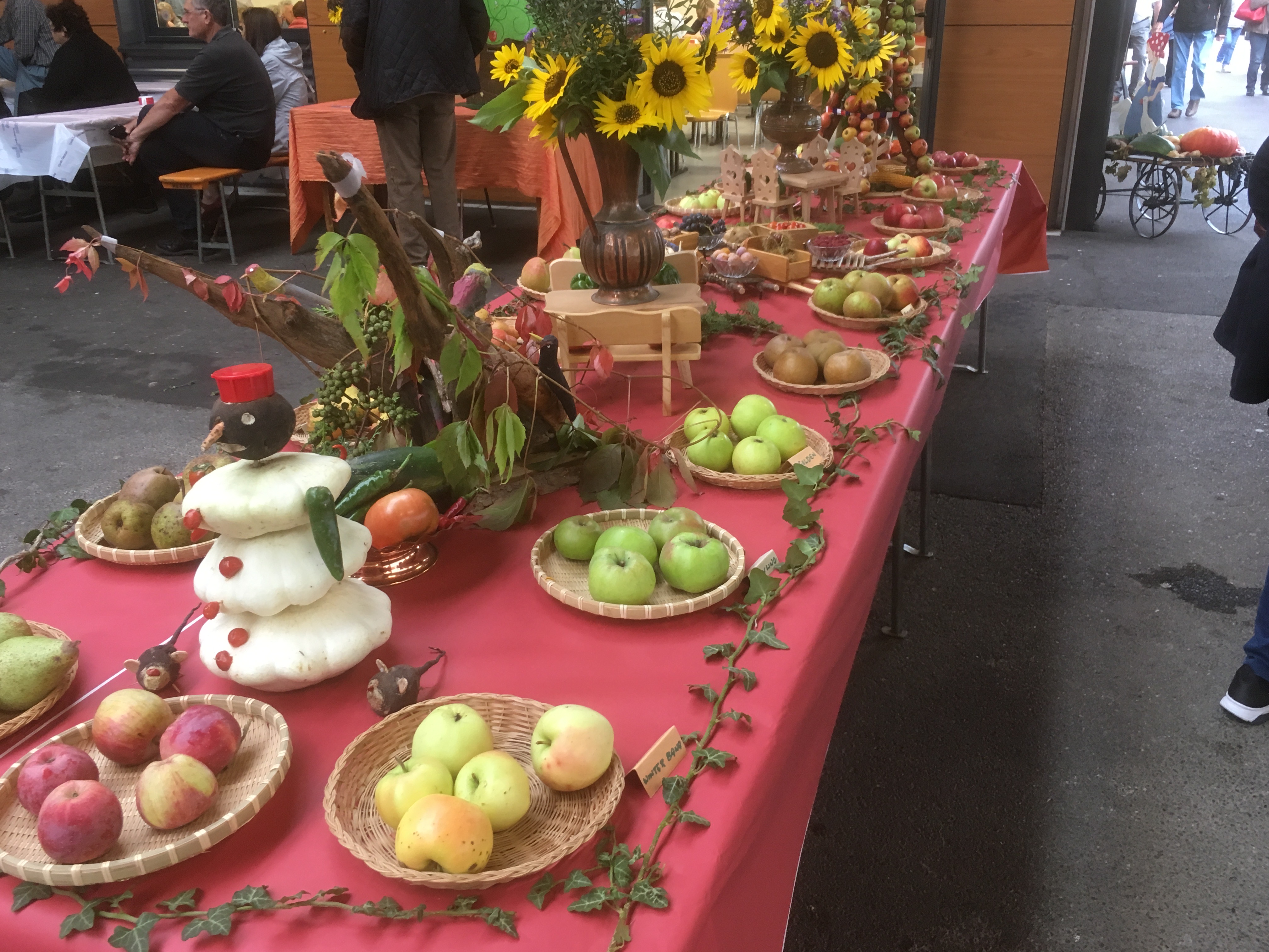 Décoration fruitière: marché du terroir Hegeney