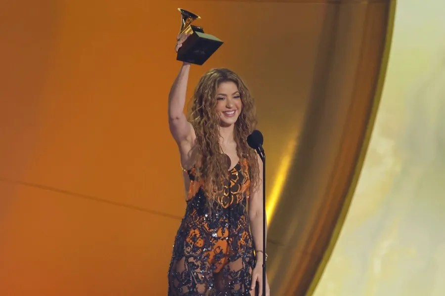 Shakira dedica a la comunidad inmigrante en EE.UU. su Grammy a mejor álbum de pop latino