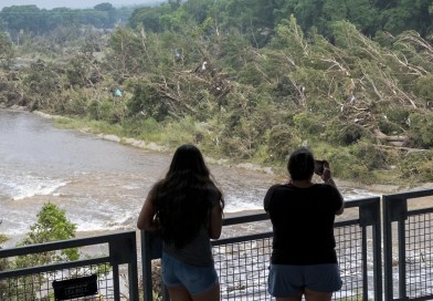 Aumenta a 104 el número de muertos por inundaciones en Texas durante el fin de semana