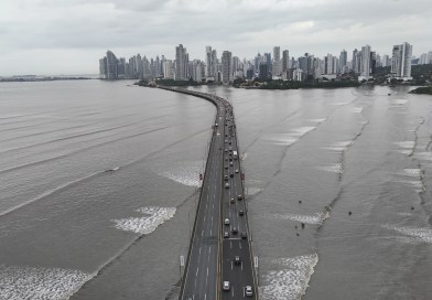 Toda la línea costera del Pacífico sudamericano enfrenta amenaza de tsunami con miles de evacuados