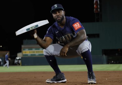 Miguel Andújar conecta dos jonrones en triunfo 5-4 de Atléticos ante Marineros