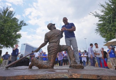 Adrián Beltré inmortalizado en Arlington con estatua junto a leyendas de los Rangers